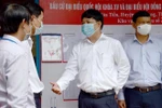 Ông Lương Nguyễn Minh Triết - Phó Bí thư thường trực Thành ủy, Chủ tịch Hội đồng Nhân dân, Chủ tịch Ủy ban Bầu cử thành phố Đà Nẵng (áo trắng, đứng giữa) - kiểm tra công tác chuẩn bị tại các tổ bầu cử. (Ảnh: Quốc Dũng/TTXVN)