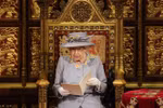 Nữ hoàng Anh Elizabeth II phát biểu trước Quốc hội về các vấn đề ưu tiên trong chương trình nghị sự của Chính phủ trong năm tới, tại London. (Ảnh: AFP/TTXVN)
