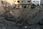 Một tòa nhà bị phá hủy khi máy bay Israel oanh tạc thành phố Khan Younis ở Dải Gaza. (Ảnh: THX/TTXVN)