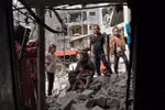 Người dân Palestine trở về bên những căn nhà đã bị phá hủy trong các cuộc không kích của máy bay Israel xuống thị trấn Beit Hanoun, Dải Gaza, khi lệnh ngừng bắn có hiệu lực. (Ảnh: THX/TTXVN)