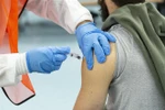 Tiêm vaccine phòng COVID-19 của hãng dược Moderna cho người dân tại New York, Mỹ. (Ảnh: AFP/TTXVN)