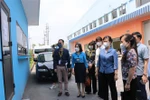 Bí thư Tỉnh ủy Bắc Ninh Đào Hồng Lan (áo xanh thứ 2 từ phải sang) kiểm tra công tác phòng, chống COVID-19 tại Công ty TNHH Sản xuất Biel Crystal Việt Nam, khu công nghiệp VSip, tỉnh Bắc Ninh. (Ảnh: Thái Hùng/TTXVN)