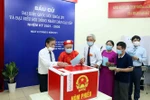 Cử tri bỏ phiếu tại khu vực bỏ phiếu số 4, phường Vĩnh Phúc, Quận Ba Đình, Hà Nội. (Ảnh: Phạm Kiên/TTXVN)