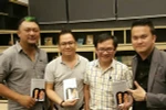 Đạo diễn Phan Gia Nhật Linh (ngoài cùng bên trái) và nhà văn Nguyễn Nhật Ánh (thứ hai từ phải qua). (Nguồn: CJ)