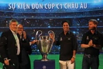 Cúp UEFA Champions League cùng các danh thủ tại Thành phố Hồ Chí Minh. (Ảnh: Xuân Dự/TTXVN)