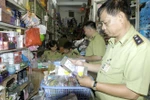 Lực lượng quản lý thị trường Hà Nội kiểm tra mỹ phẩm nhập lậu. (Ảnh minh họa: Trần Việt/TTXVN)