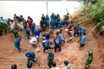 Lực lượng chức năng khẩn trương khắc phục thiên tai tại thị trấn Vinh Quang, huyện Hoàng Su Phì, tỉnh Hà Giang. (Nguồn: TTXVN)