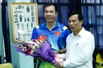 Bộ trưởng Bộ Văn hóa, Thể thao và Du lịch Nguyễn Ngọc Thiện và xạ thủ Hoàng Xuân Vinh. (Ảnh: Minh Chiến/Vietnam+)
