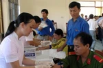 Hiến máu tình nguyện. (Ảnh: Thanh Long/TTXVN)