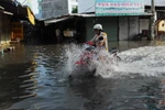 Nước ngập sâu trên đường phường Thạnh Lộc, quận 12. (Ảnh minh họa: Mạnh Linh/TTXVN)