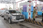 Chủ xe dùng tiền lẻ mua vé qua trạm Cai Lậy gây ùn tắc nghiêm trọng