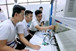 Sinh viên Khoa Điện tử viễn thông-Trường Đại học Tôn Đức Thắng trong giờ thực hành. (Ảnh: Phương Vy/TTXVN) 