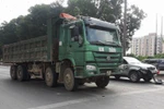 Chiếc xe hổ vồ tông vào đuôi xe tải khiến chiếc xe này va chạm với 1 loạt phương tiện đang dừng đèn đỏ. (Ảnh: PV/Vietnam+)