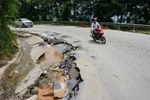 Trên tuyến đường dài khoảng 40km xuất hiện nhiều điểm mặt đường nứt vỡ khiến người điều khiển xe phải di chuyển hết sức cẩn thận. (Ảnh: Võ Phương/Vietnam+)