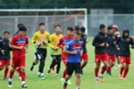 Các tuyển thủ chạy khởi động trước khi vào buổi tập. (Ảnh: Quốc Khánh/TTXVN)