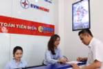 Đoàn thanh niên EVN HCMC hướng dẫn khách hàng thanh toán tiền điện không dùng tiền mặt và các dịch vụ về điện. (Ảnh: Thanh Vũ/TTXVN)