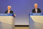 Hai nhà đàm phán của phía EU Michel Barnier và phía Anh David Davis. (Ảnh: Kim Chung/TTXVN)