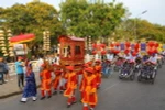 Đoàn rước trong nghi thức Lễ tế Tổ bách nghệ và Lễ rước tôn vinh nghệ nhân, làng nghề tại Thừa thiên-Huế, trên đường Lê Lợi. (Ảnh: Hồ Cầu/TTXVN)