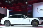 Mẫu xe Porsche Panamera của Hãng Porsche được giới thiệu tại Los Angeles, bang California, Mỹ ngày 16/11/2016. (Ảnh: AFP/TTXVN)