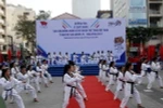 Các võ sinh Taekwondo đồng diễn tại "Chương trình hưởng ứng lễ xuất quân và đi bộ đồng hành cổ vũ Đoàn Thể thao Việt Nam tham dự SEA Games 29 - Malaysia 2017.” (Ảnh: Hoàng Hải/TTXVN)