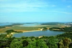 Toàn cảnh đảo Cô Tô nhìn từ đỉnh ngọn Hải đăng. (Ảnh: Công Đạt/Báo ảnh Việt Nam) 
