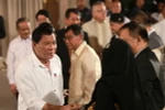 Tổng thống Philippines Rodrigo Duterte (trái) tại gặp gỡ người dân tại lễ Eid al-Fitr ở Manila ngày 27/6 vừa qua. (Ảnh: THX/TTXVN)