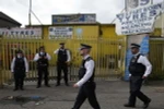 Cảnh sát điều tra tại Barking, London ngày 5/6. (Ảnh: AFP/TTXVN)