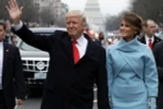 Tân Tổng thống Mỹ Donald Trump (trái) và phu nhân sau lễ tuyên thệ nhậm chức ở Washington, DC ngày 20/1 vừa qua. (Ảnh: AFP/TTXVN)