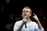 Ứng cử viên Tổng thống Pháp Emmanuel Macron trong chiến dịch tranh cử ở Saint-Denis ngày 25/3 vừa qua. (Ảnh: AFP/TTXVN)
