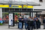 Cảnh sát Đức tại hiện trường vụ tấn công bằng dao ở Hamburg. (Nguồn: Reuters)