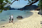 Bãi tắm thơ mộng trên đảo Khỉ thuộc quần đảo Cát Bà. (Ảnh: Thanh Hà/TTXVN)
