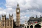  Khách du lịch thăm quan thủ đô khu vực Tòa nhà Quốc hội và Tháp đồng hồ Big Ben ở thủ đô London. (Nguồn: THX/TTXVN)