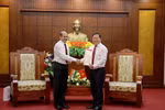 Ngài Sandeep Arya, Đại sứ đặc mệnh toàn quyền Ấn Độ tại Việt Nam tặng quà lưu niệm cho Tỉnh ủy Hòa Bình. (Ảnh: Thanh Hải/TTXVN)