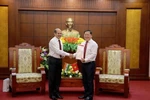 Ngài Sandeep Arya, Đại sứ đặc mệnh toàn quyền Ấn Độ tại Việt Nam tặng quà lưu niệm cho Tỉnh ủy Hòa Bình. (Ảnh: Thanh Hải/TTXVN)