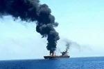 Tàu chở hàng bị lực lượng Houthi tấn công ngoài khơi Hodeidah, Yemen. (Ảnh: IRNA/TTXVN)