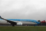 Máy bay của hãng hàng không Aerolineas Argentinas trên đường băng tại sân bay Jorge Newbery ở Buenos Aires, Argentina. (Ảnh: AFP/ TTXVN)