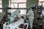 Nhân viên y tế chăm sóc bệnh nhân mắc COVID-19 tại một bệnh viện ở Moskva ngày 17/5/2020. (Ảnh: AFP/TTXVN)