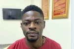 Đối tượng Ogo Emeka Donal, quốc tịch Nigeria, tại Cơ quan Công an. (Ảnh: TTXVN phát)