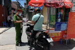 Hà Nội tiếp tục duy trì các chốt kiểm soát dịch ra vào thành phố. (Ảnh: TTXVN)