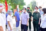 Bí thư Thành ủy Đinh Tiến Dũng kiểm tra công tác phòng, chống dịch COVID-19. (Ảnh: PV/Vietnam+)