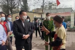 Chủ tịch Ủy ban nhân dân thành phố Hà Nội Chu Ngọc Anh kiểm tra công tác phòng, chống COVID-19. (Ảnh: PV/Vietnam+)