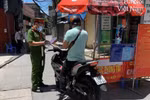 Hà Nội tiếp tục duy trì các chốt kiểm soát dịch ra vào thành phố. (Ảnh: TTXVN)
