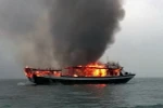 Tàu QN4894 bị cháy trên Vịnh Hạ Long. (Ảnh: Nguyễn Hoàng/Vietnam+)