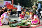 Đội thi gói, nấu bánh chưng huyện Cẩm Khê thực hiện phần thi gói bánh chưng. (Ảnh: Trung Kiên/TTXVN)
