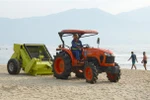 Xe cơ giới dọn vệ sinh bãi cát tại khu vực Công viên Biển Đông (quận Sơn Trà, thành phố Đà Nẵng). (Ảnh: Quốc Dũng/TTXVN)