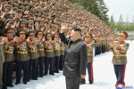 Nhà lãnh đạo Triều Tiên Kim Jong-un (phải, phía trước) trong cuộc gặp các chỉ huy và chính trị viên quân đội tại Bình Nhưỡng. (Ảnh: KCNA/TTXVN)