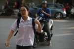 Sáng 17/7, 89.000 thí sinh bước vào kỳ thi tuyển sinh lớp 10 công lập ở Hà Nội. (Ảnh: PV/Vietnam+)