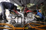 Dịp cận Tết Nguyên đán Canh Tý năm nay, các tiệm rửa xe máy, ôtô tại Hà Nội lúc nào cũng trong tình trạng quá tải. (Ảnh: Minh Sơn/Vietnam+)