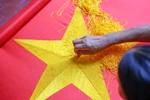 Sản phẩm cờ của làng Từ Vân không chỉ cung cấp cho hầu hết các cửa hàng ở Hà Nội mà còn xuất đi nhiều địa phương trên cả nước với số lượng lớn. (Ảnh: Minh Sơn/Vietnam+)