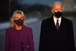 Tổng thống đắc cử Mỹ Joe Biden (phải) cùng phu nhân Dr. Jill Biden trong lễ tưởng niệm các nạn nhân COVID-19 tại đài tưởng niệm Lincoln ở Washington, DC ngày 19/1/2021. (Ảnh: AFP/TTXVN)